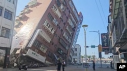 Potongan gambar dari video yang disiarkan TVBS menunjukkan sebuah gedung di Hualien, Taiwan, ambruk sebagian akibat gempa yang terjadi di wilayah tersebut pada 3 April 2024. (Foto: TVBS via AP)