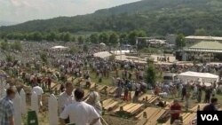 Tempat pemakaman muslim Bosnia korban pembantaian di Srebrenica.