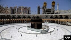 Ka'bah di Masjidil Haram yang hampir kosong dari para jamaah akibat pandemi Covid-19 di kota suci Muslim Mekah, Arab Saudi, 3 April 2020. (Foto: dok).