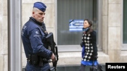 Polisi Belgia berjaga-jaga di sekitar kantor pusat Dewan Eropa di Brussels, Belgia (30/3). (Reuters/Yves Herman)