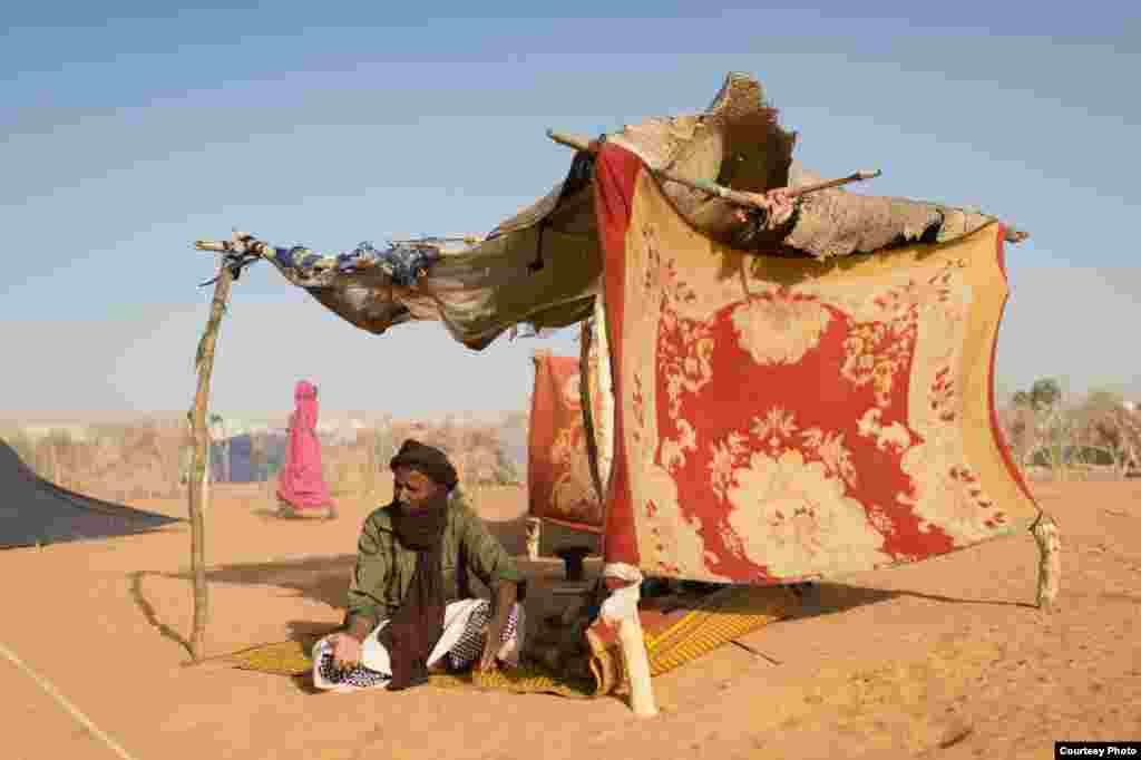Houmou Ag Mamili, who was registered as having arrived in the the Mbera camp for Malian refugees in Mauritania in November, had still not received a tent on March 11, 2013. (Nyani Quarmyne/MSF)