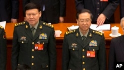 2017年3月5日，中共中央军委政治工作部主任张阳（左）与中共中央军委联合参谋部参谋长房峰辉（右）在北京人大会堂参加全国人大会议开幕式。