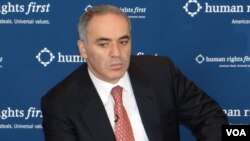 گری کاسپاروف، قهرمان پیشین شطرنج جهان، فعال حقوق بشر و دموکراسی طلب روسیه از مخالفان سرشناس رئیس جمهوری آن کشور است.