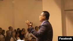 在这张日期不明的脸书照片中，成都秋雨圣约教会创始人王怡牧师在教会布道。