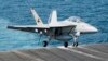 超级大黄蜂F/ A-18F战斗机空袭后降落在布什航空母舰