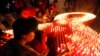 Para aktivis dari World Vision menyalakan 2.880 lilin dalam acara peringatan Hari AIDS sedunia di Jakarta,1 Desember 2009. 