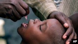 Seorang anak menerima vaksinasi polio di Gisenyi, Rwanda (foto: dok). 