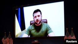 乌克兰总统泽连斯基（Volodymyr Zelenskiy）星期三通过视频向美国国会参众两院议员发表演讲。（2022年3月16日）