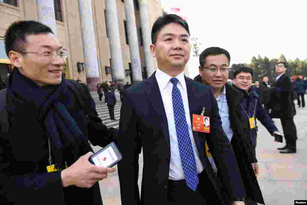 电子商务公司京东(JD.com)的创始人兼首席执行官刘强东于2018年3月5日在北京举行的全国人民代表大会开幕式后离开人民大会堂。中国两会富豪代表中排名第一的是腾讯总裁马化滕,第二是上个月刚刚收购了奔驰车制造商德国戴姆勒10%的股份、成为最大股东的吉利汽车的李书福。
