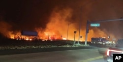 Api dan asap kebakaran hutan di persimpangan Hokiokio Place dan Lahaina Bypass di Maui, Hawaii, Selasa, 8 Agustus 2023. (Zeke Kalua/Kabupaten Maui via AP)