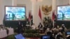 Presiden Joko Widodo dan Wakil Presiden Jusuf Kalla (tengah), didampingi oleh Ketua MUI, Ma’ruf Amin, dan sejumlah ulama Pakistan dan Afghanistan, membuka konferensi ulama Indonesia, Pakistan dan Afghanistan di Istana Bogor, Jawa Barat, Jumat, 11 Mei 2018. (Foto: VOA/Ahadian Utama)