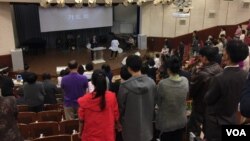 부산 수영로교회 통일비전공동체를 담당하고 있는 송영섭 목사(강단 아래)가 기도회를 인도하고 있다. 