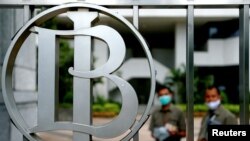 FOTO FILE: Logo Bank Indonesia terlihat di Kantor Pusat Bank Indonesia di Jakarta, 2 September 2020. (REUTERS/Ajeng Dinar Ulfiana)