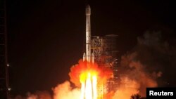Roket Long March-3B membawa kendaraan penjelajah bulan Chang'e-3 meluncur dari Pusat Peluncuran Satelit Xichang, provinsi Sichuan, Senin dini hari (2/12). (Reuters/China Daily)