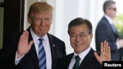 지난달 30일 미국 워싱턴을 방문한 문재인 한국 대통령(오른쪽)이 백악관에서 도널드 트럼프 미국 대통령을 만난 후 취재진을 향해 함께 손을 흔들고 있다. (자료사진)