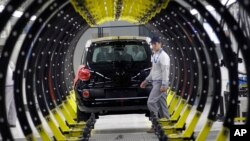 Arhiva - Fabrika Fijat automobili Srbija (AP Photo/Darko Vojinovic)