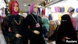 Seorang perempuan mengenakan burka sedang berbelanja di pasar tekstil Tanah Abang di Jakarta, 7 Maret 2018
