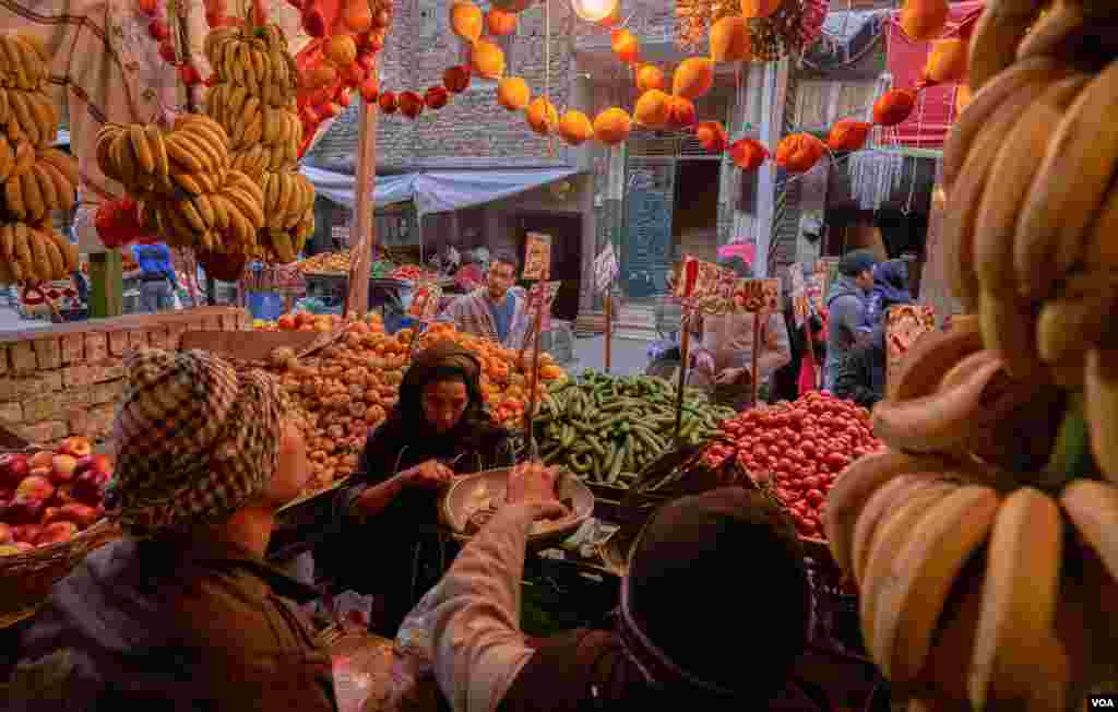 Shoppers flock to fruit vendors ahead of Coptic Christmas. Fruit is an essential part of celebrations for both Christians and Muslims in Egypt. (Hamada Elrasam/VOA)