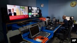 Seorang karyawan Al Jazeera bekerja di ruang unit kontrol master di kantor berita tersebut di Ramallah, Tepi Barat, pada 5 Mei 2024. (Foto: AP/Nasser Nasser)