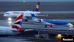 Pesawat British Midland Airways (bmi), pesawat yang dioperasikan oeh Lufthansa dan British Airways, tampak di Bandara Internasional Munich, di Jerman, 9 Januari 2018. 