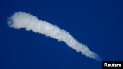 攜帶“聯盟號”的火箭發射時推進器發生故障，一組美國和俄羅斯的宇航員緊急返回地面。（2018年10月11日）