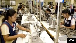 Pekerja pada industri garment. Kemitraan Indonesia dan Uni Eropa dinilai akan saling melengkapi, karena akan memperluas akses pasar berbagai produk masing-masing.