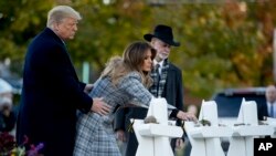 Prva dama SAD Melanija Tramp, predsednik Donald Tramp i rabin Džefri Majers ispred sinagoge "Drvo života" u Pitsburgu (Foto: AP/Andrew Harnik)
