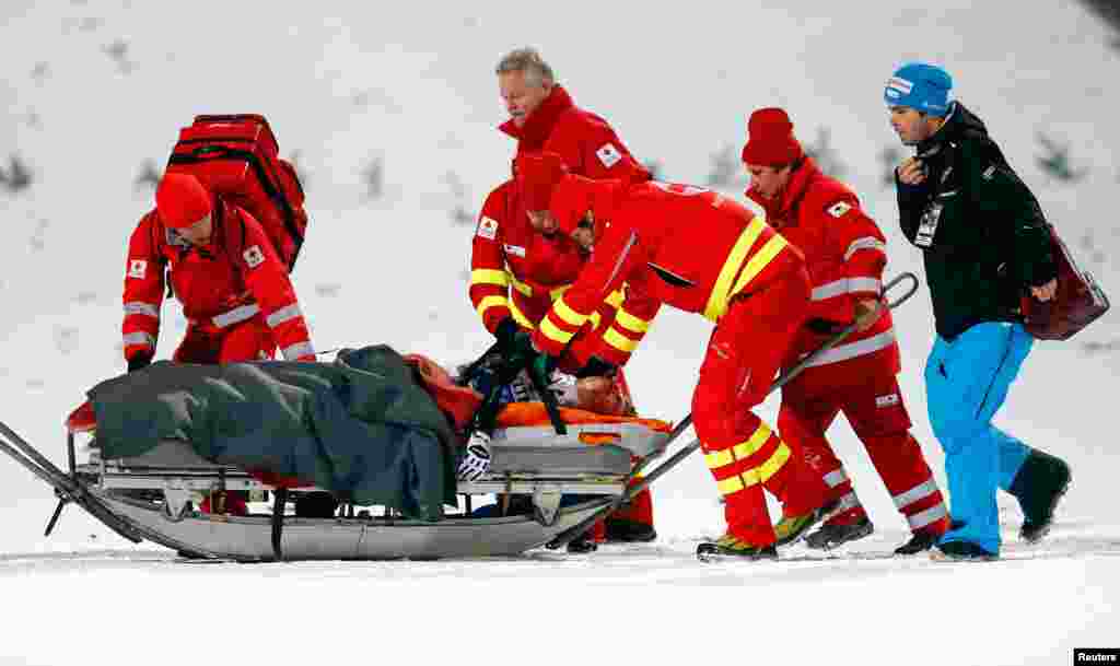 Seorang atlet ski Swiss, Simon Ammann mengalami cedera setelah terjatuh saat melompat dalam lomba ski di Bischofshofen, Austria.