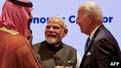 جو بایدن، رییس جمهور امریکا، نرندرا مودی، صدراعظم هند، و محمد بن سلمان، ولیعهد عربستان سعودی در حاشیه اجلاس جی-۲۰ در دهلی جدید، پایتخت هند