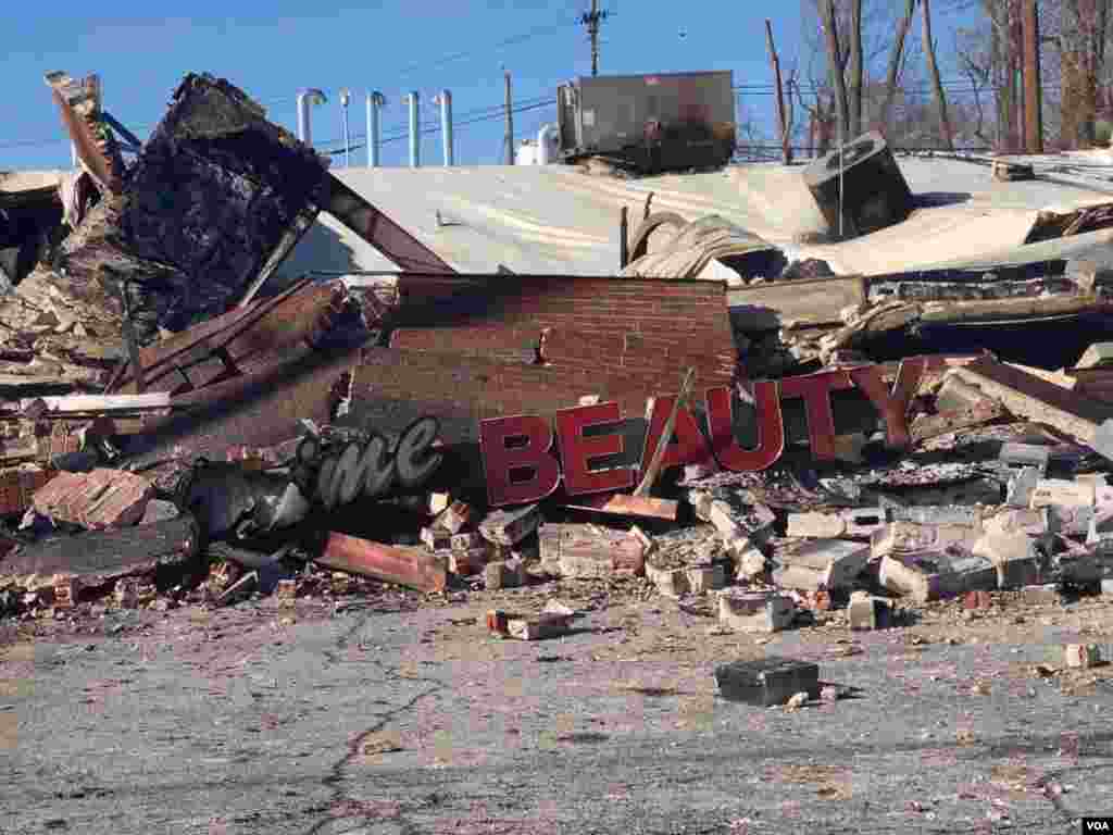 A beauty supply store lies in ruin, in the violence following the grand jury decision not to indict police officer Darren Wilson, in Ferguson, Missouri, Nov. 25, 2014. (Kane Farabaugh/VOA)