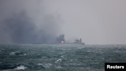 Asap mengepul dari kapal tanker Sanchi yang terdaftar di Panama tengah mengangkut minyak Iran dan terbakar di Laut China Timur, setelah bertabrakan dengan kapal kargo China, 9 Januari 2018. 