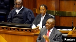 Cyril Ramaphosa dirige-se aos deputados