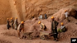 نمای از جزیان استخراج یک معدن افغانستان