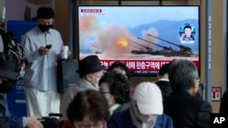 14일 한국 서울역 내 TV에서 북한의 포 사격 뉴스가 방송되고 있다. 