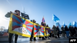Aksi protes aktivis Tibet dan Uighur di luar Kantor PBB di Jenewa saat peninjauan catatan hak asasi manusia China oleh Dewan Hak Asasi Manusia PBB, 23 Januari 2024.