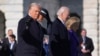 Prezidan Donald Trump (a goch) mache ak Premye Dam Melania Trump pou akonpaye ansyen Prezidan Joe Biden ak madanm ni Jill Biden apre envestiti li, 20 Janvye 2025. 