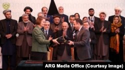 امروز افغانستان و بانک انکشاف آسیایی سه تفاهمنامه را به ارزش ۴۲۰ میلیون دالر امضا کردند