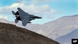 미 공군 F-15E 전투기가 캘리포니아주 데스밸리 국립공원에서 저공비행하고 있다. (자료사진)