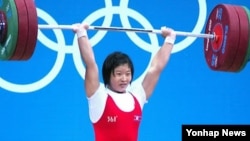 지난해 8월 런던올림픽 여자 역기 69kg급 경기에서 금메달을 딴 북한 림정심 선수. (자료사진)