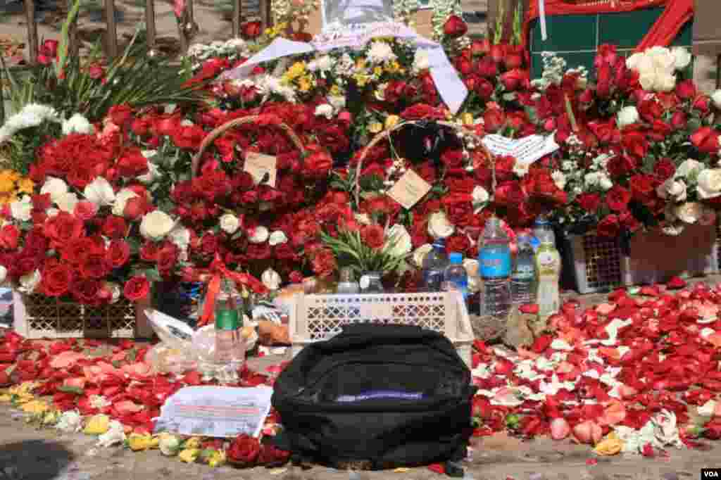 ရန်ကုန် ဆန္ဒပြပွဲအတွင်း သေနတ်ထိမှန်သေဆုံးသူများကို ၎င်းတို့ ကျဆုံးခဲ့ရာနေရာများမှာ ပန်းစည်း ပန်းခြင်းများနဲ့ အောက်မေ့ဂုဏ်ပြုခဲ့ကြတဲ့ မြင်ကွင်း။ (မတ် ၀၁၊ ၂၀၂၁) 