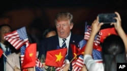 Presidente Donald Trump chegando ao aeroporto Internacional Noi Bai em Hanoi, Vietname. 11 Novembro, 2017. 