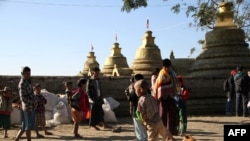 ရခိုင် ဘူးသီးတောင်ဒေသက မြိုဒုက္ခသည်တချို့ (ဓာတ်ပုံ - AFP)