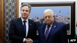Menteri Luar Negeri Amerika Antony Blinken bertemu Presiden Palestina Mahmud Abbas di kota Ramallah, Tepi Barat hari Minggu (5/11). 