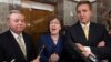 Para Senator Partai Republik, dari kiri: Lindsey Graham, Susan Collins, dan Jeff Flake, berbicara kepada media di gedung Capitol, Washington DC (foto: dok). 
