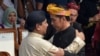 Presiden Joko Widodo (kanan) memeluk Prabowo Subianto saat deklarasi perdamaian kampanye pemilu di Monumen Nasional, Jakarta pada 23 September 2018. (Foto: AFP)