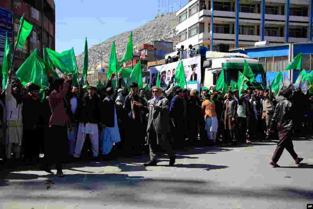 هواداران گلبدین حکمتیار رهبر حزب اسلامی افغانستان، با برپا کردن تظاهرات در کابل علیه دولت آنکشور شعار دادند.