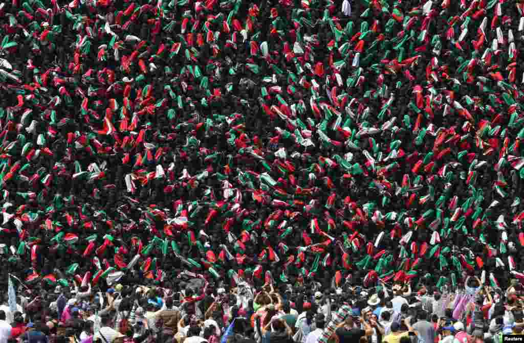Troops wave Mexico&#39;s flags during a military parade celebrating Independence Day at Zocalo Square in downtown Mexico City, Mexico, Sept. 16, 2017.