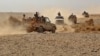 Pasukan pemerintah Yaman yang didukung Saudi, terlihat menaiki kendaraan dalam pertempuran dengan pemberontak Houthi di al-Jadaan, Marib, Yaman (foto: dok). 