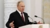 Presiden Rusia Vladimir Putin menyampaikan pidato dalam acara penghargaan terhadap pahlawan Rusia di Moskow, pada 8 Desember 2022. (Foto: Mikhail Metzel, Sputnik, Kremlin Pool Photo via AP)