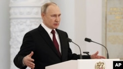 Presiden Rusia Vladimir Putin menyampaikan pidato dalam acara penghargaan terhadap pahlawan Rusia di Moskow, pada 8 Desember 2022. (Foto: Mikhail Metzel, Sputnik, Kremlin Pool Photo via AP)